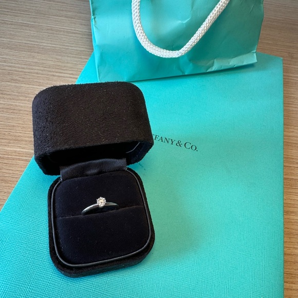Platinum w/ diamond Tiffany & Co classic and timeless engagement ring - Picture 3 of 13